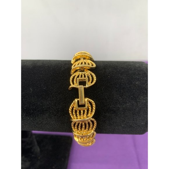 Trifari Gold Tone 7 Inch Mid Century Modern Fold Over Clasp 7.5" Bracelet - Picture 2 of 7